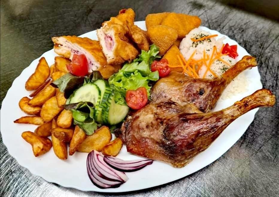 Jolan Pension & Restaurant Cicov Экстерьер фото